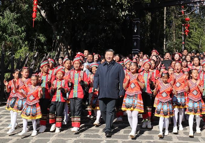 △2020年1月19日，習(xí)近平總書記來到云南騰沖市清水鄉(xiāng)三家村中寨司莫拉佤族村看望鄉(xiāng)親們。告別時(shí)，鄉(xiāng)親們唱著《阿佤人民唱新歌》，簇?fù)碇倳涀叱龃蹇?，歌聲笑聲在村寨久久回蕩? width=