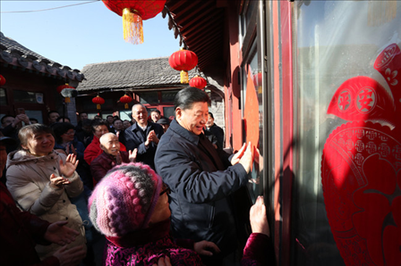2019年2月1日上午，習(xí)近平總書記在前門東區(qū)草廠四條胡同32號(hào)院，高興地拿起一幅“?！弊?，親自貼到門上，給這里的老街坊們拜年。新華社記者鞠鵬攝
