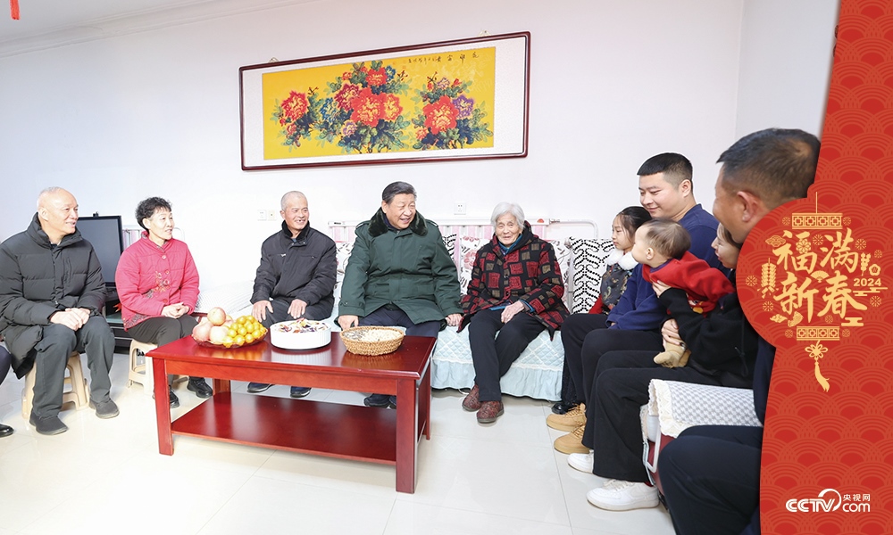 2024年2月1日，習(xí)近平總書記在天津市西青區(qū)辛口鎮(zhèn)第六埠村考察時，同村民杜洪剛一家人親切拉家常。