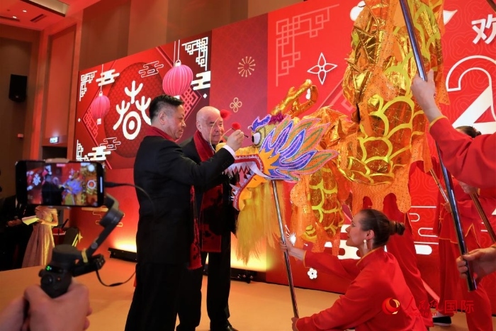 張漢暉（左）、施威特科（右）共同為彩龍點(diǎn)睛。于子恒攝