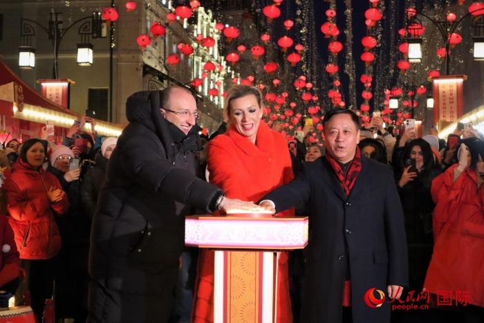 張漢暉、扎哈羅娃、科茲洛夫（從右至左）共同按下活動(dòng)啟動(dòng)按鈕。于子恒攝