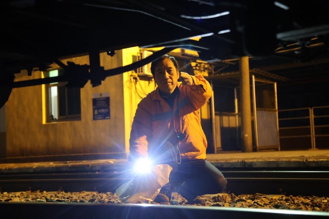 凌晨2點，李金饒正在檢查關(guān)門車。陸佳駿攝