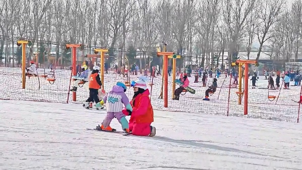 新春走基層｜滑雪場上過春節(jié)！冰城“冷資源”變成“熱經(jīng)濟(jì)”