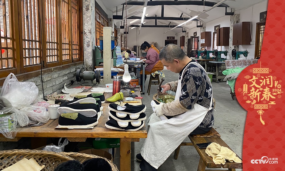 唐昌布鞋坊內(nèi)的工人正在趕制布鞋。王凡攝