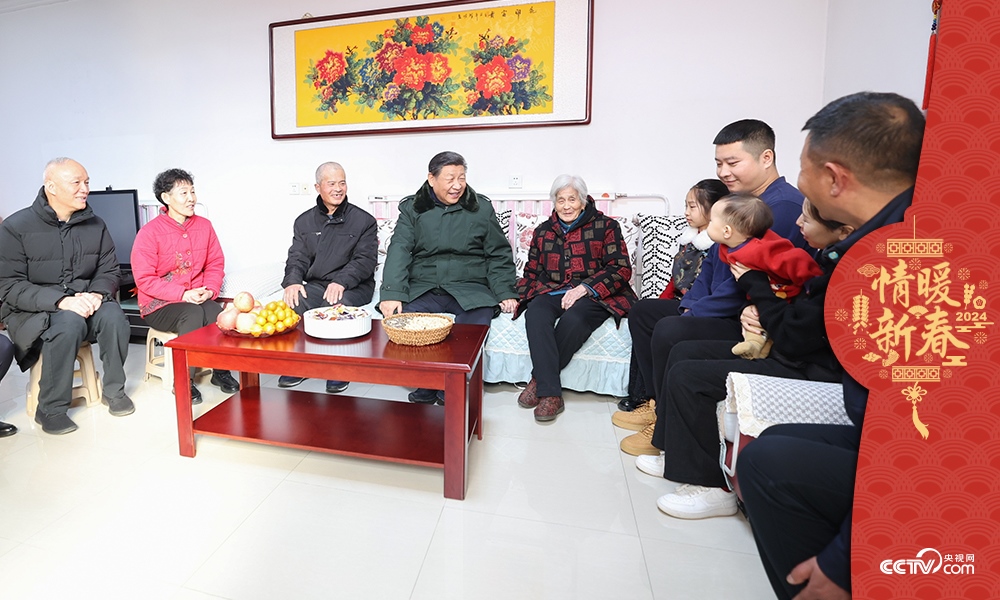 2024年2月1日，習(xí)近平總書記在天津第六埠村考察時(shí)，同村民杜洪剛一家人親切拉家常。