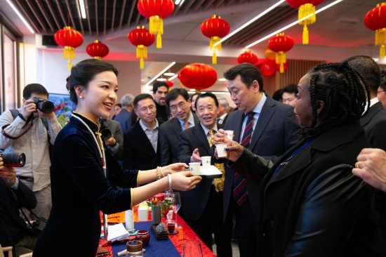 2月2日，人們?cè)谖挥谝獯罄_馬的聯(lián)合國(guó)糧農(nóng)組織總部體驗(yàn)中國(guó)茶藝。新華社記者李京攝