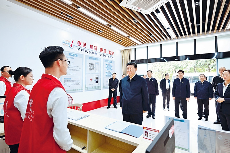 2023年12月14日至15日，中共中央總書記、國家主席、中央軍委主席習(xí)近平在廣西考察。這是14日上午，習(xí)近平在南寧市良慶區(qū)蟠龍社區(qū)黨群服務(wù)中心考察。 新華社記者 燕雁/攝