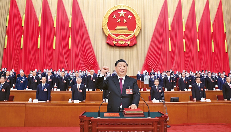 2023年3月10日，十四屆全國人大一次會議在北京人民大會堂舉行第三次全體會議。習(xí)近平全票當(dāng)選中華人民共和國主席、中華人民共和國中央軍事委員會主席。這是習(xí)近平進(jìn)行憲法宣誓。 新華社記者 鞠鵬/攝