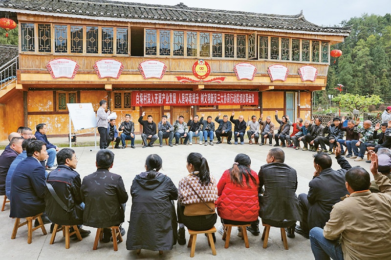 圖為2023年4月6日，貴州省黔東南苗族侗族自治州施秉縣白垛鄉(xiāng)白垛村村民在討論產(chǎn)業(yè)發(fā)展、人居環(huán)境提升、鄉(xiāng)村文明建設(shè)相關(guān)事宜。 人民圖片 磨桂賓/攝