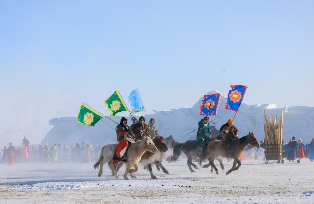 賽馬選手在內(nèi)蒙古自治區(qū)第二十屆冰雪那達(dá)慕開幕式上入場(chǎng)（2023年12月17日攝）。新華社記者 王楷焱 攝