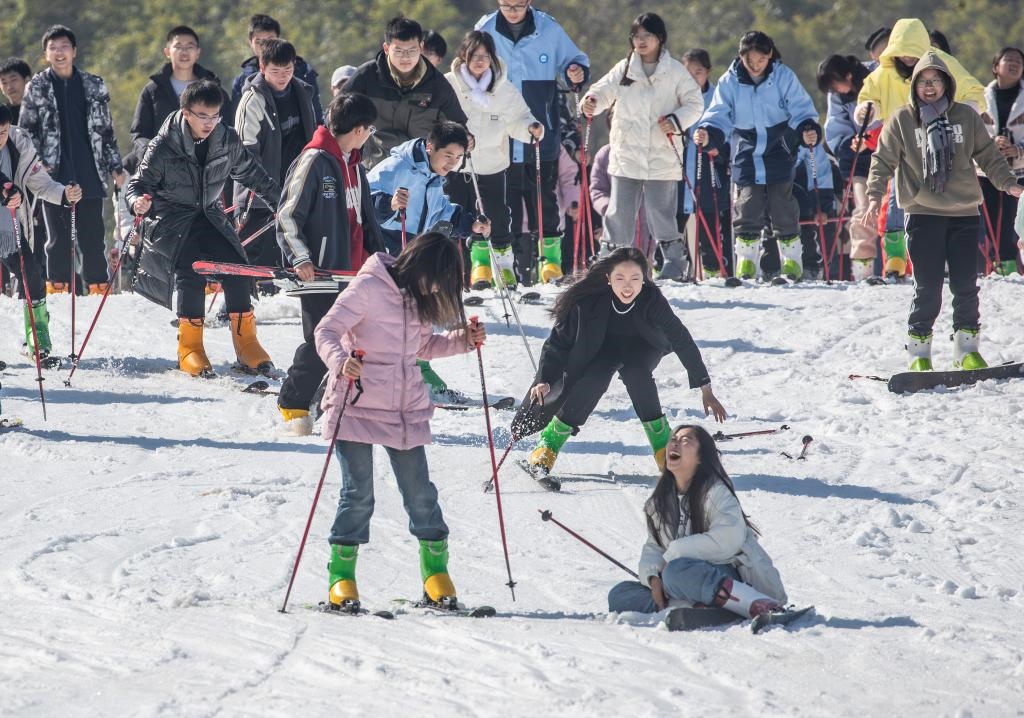游客在重慶市南川區(qū)金佛山北坡滑雪場(chǎng)滑雪（2023年11月22日攝）。新華社發(fā)（瞿明斌攝）