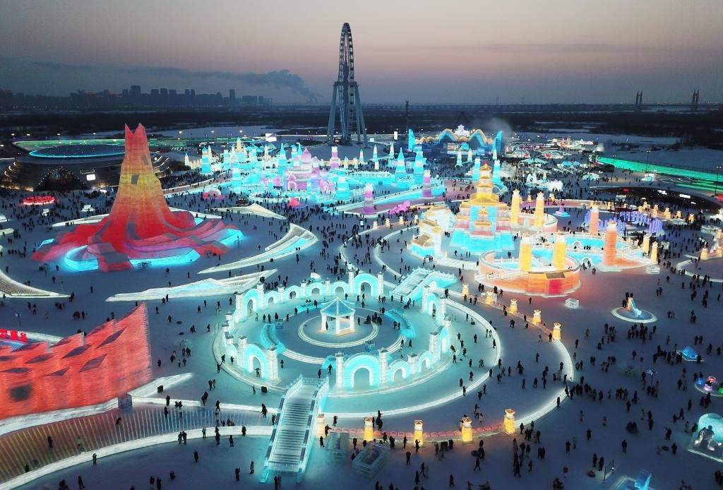 游客在哈爾濱冰雪大世界游玩（無(wú)人機(jī)照片，2024年1月5日攝）。新華社記者 王建威 攝