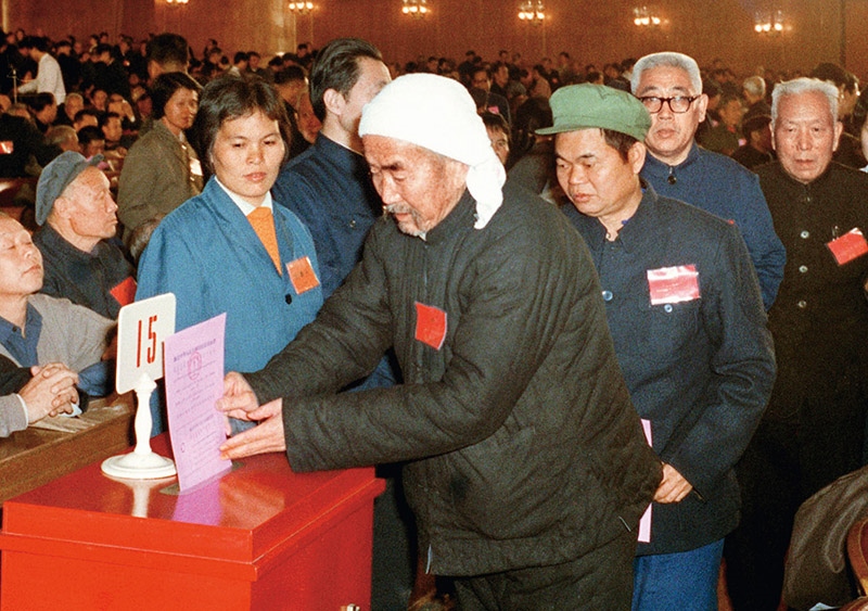 我國現(xiàn)行憲法于1982年12月4日由第五屆全國人大第五次會議通過并公布施行。根據(jù)改革開放和社會主義現(xiàn)代化建設(shè)的實踐和發(fā)展，全國人大于1988年、1993年、1999年、2004年、2018年先后5次作出必要的、也是十分重要的修正。圖為出席第五屆全國人民代表大會第五次會議的代表投票表決《中華人民共和國憲法》（資料照片）。 新華社發(fā)