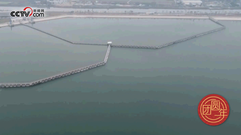 △西江潛地行，潤(rùn)澤大灣區(qū)。珠江三角洲水資源配置工程西起廣東佛山順德西江干流鯉魚洲，穿越獅子洋，東至深圳公明水庫，是世界上流量最大的長(zhǎng)距離有壓調(diào)水工程。