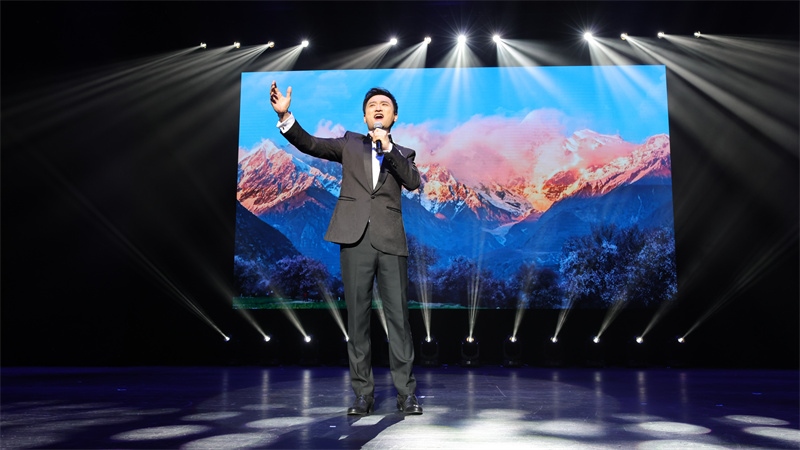 中國鐵路文工團(tuán)獨(dú)唱演員、第十二屆中國音樂金鐘獎聲樂（民族）唱法金獎獲得者馬小明演唱歌曲《天路》。張凱攝