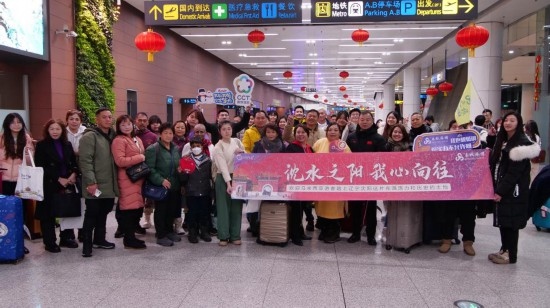 2月11日，一批馬來(lái)西亞游客抵達(dá)沈陽(yáng)桃仙國(guó)際機(jī)場(chǎng)。新華社發(fā)