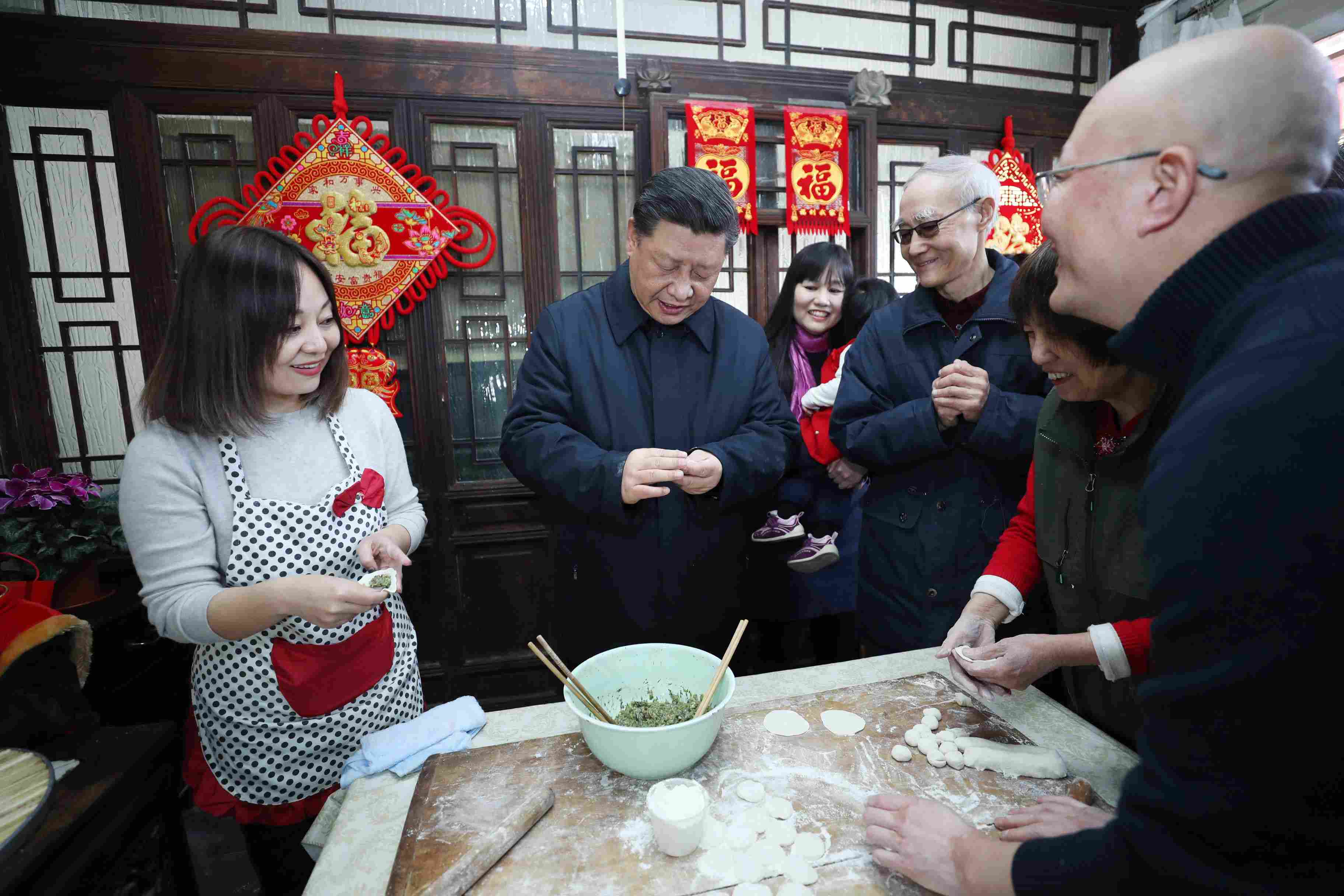 △ 2019年2月1日，習(xí)近平總書記在北京前門東區(qū)草廠四條胡同，同朱茂錦一家人包餃子、聊家常。