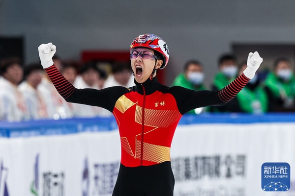 吉林隊選手孫龍沖線后慶祝勝利。新華社記者 李博 攝