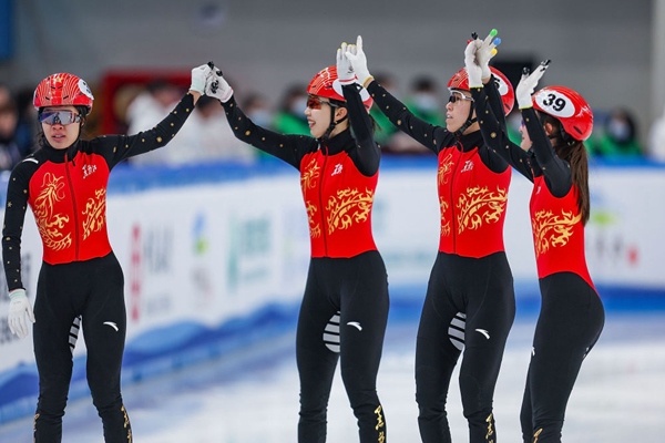2月18日，黑龍江隊(duì)選手徐愛(ài)麗（左一）、臧一澤（左二）、范可新（右二）、王欣然在奪冠后向觀眾致意。新華社記者 黃偉 攝