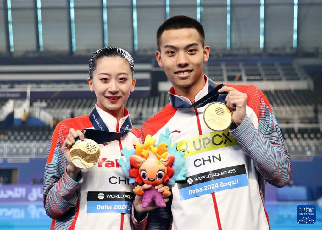 2月10日，2024年多哈游泳世錦賽花樣游泳混合雙人自由自選決賽，程文濤（左）/石浩玙在頒獎(jiǎng)儀式后合影。新華社記者 雒圓 攝