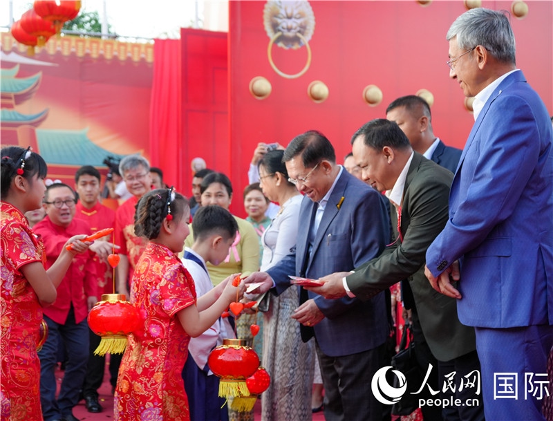 在活動(dòng)現(xiàn)場，敏昂萊主席夫婦根據(jù)當(dāng)?shù)貍鹘y(tǒng)向兒童送祝福1-人民網(wǎng)記者謝佳君攝