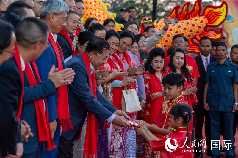 在活動(dòng)現(xiàn)場，敏昂萊主席根據(jù)當(dāng)?shù)貍鹘y(tǒng)向兒童送祝福2-人民網(wǎng)記者謝佳君攝