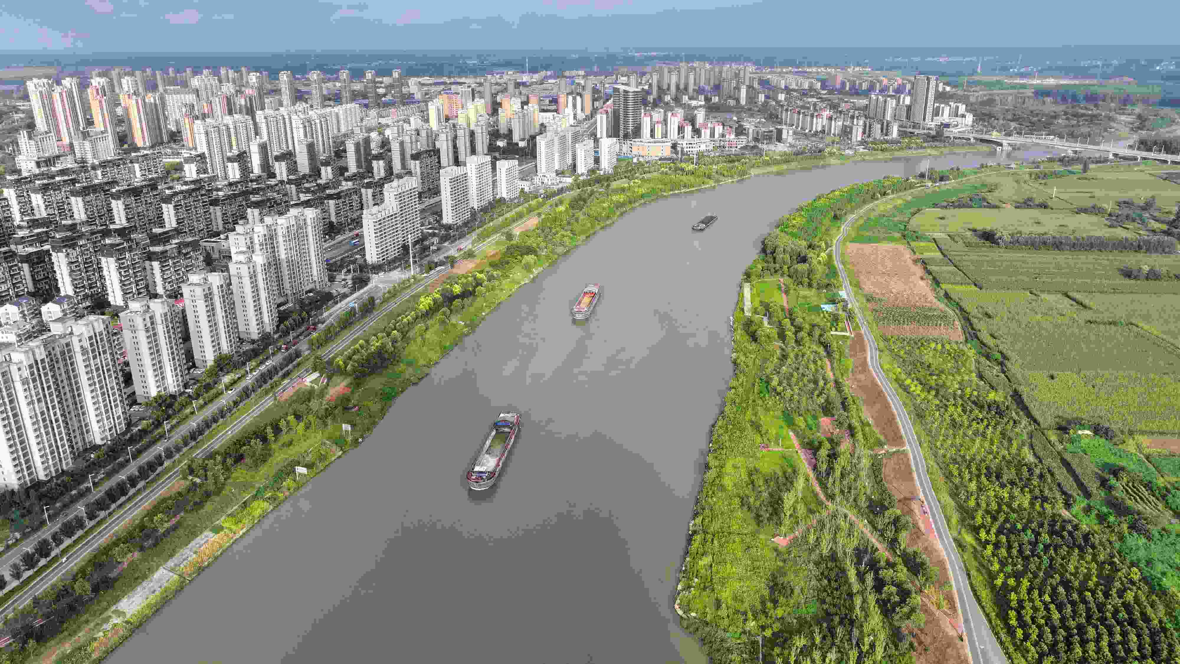 △ 2023年8月21日，安徽阜陽，初秋時(shí)節(jié)，界首城市建設(shè)與沙潁河水系、橋梁和綠植相映襯，構(gòu)成一幅生態(tài)宜居的美麗畫卷。