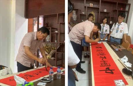 茍皓東展示中國(guó)書(shū)法藝術(shù)。巴陵康孔子學(xué)院供圖