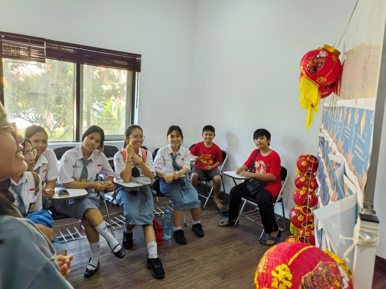 學(xué)生們踴躍參與猜燈謎活動(dòng)。巴陵康孔子學(xué)院供圖