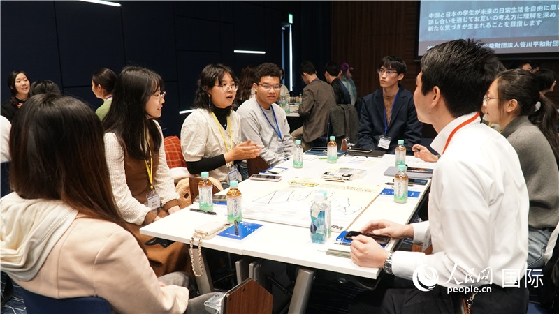 中日學(xué)生分組討論交流。人民網(wǎng) 蔣曉辰攝