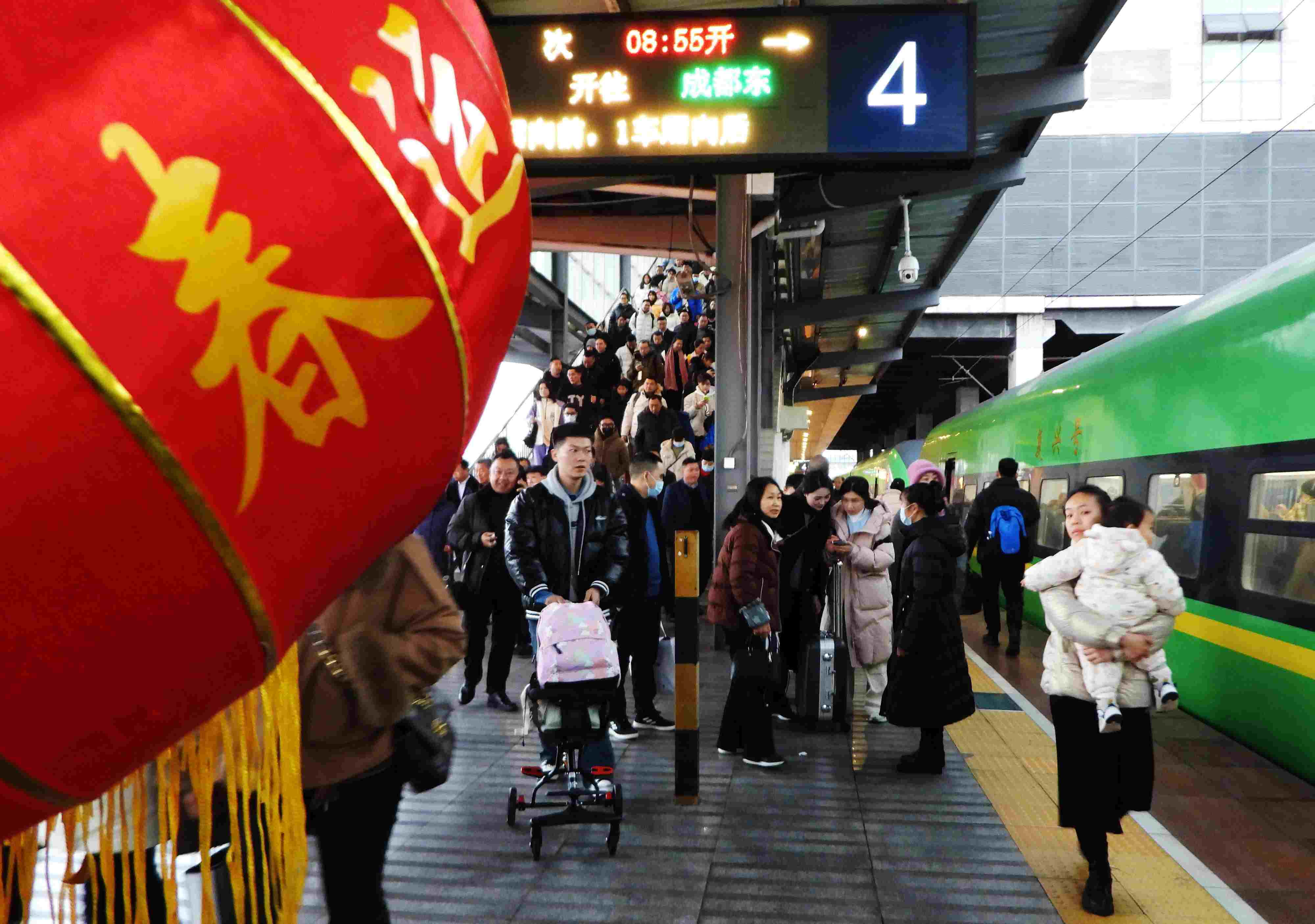 △ 2024年1月26日，四川省達州市車站，準備乘坐“復興號”動車組列車出行的旅客。
