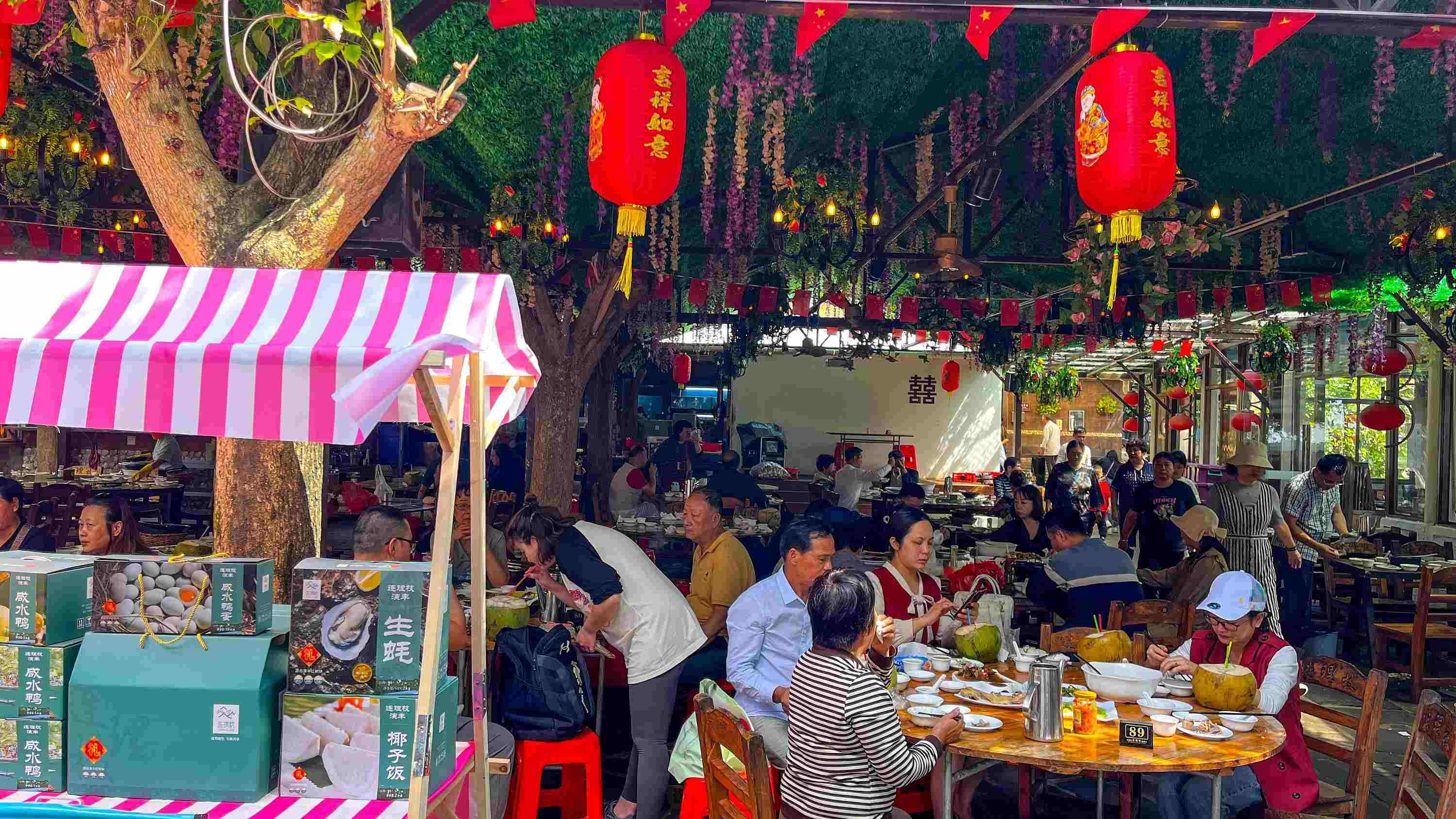 △ 2024年2月17日，春節(jié)假期最后一天，海口鄉(xiāng)村旅游持續(xù)火爆，眾多游客前往漁家樂品嘗特色海鮮和鄉(xiāng)村美食。