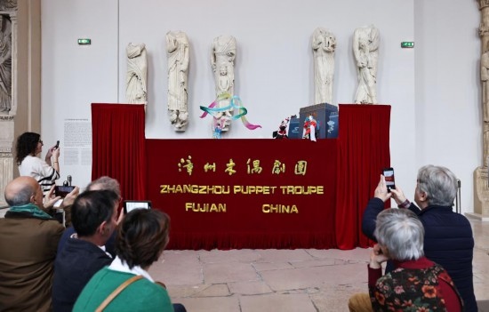 2月10日，在位于法國巴黎埃菲爾鐵塔附近的“建筑與遺產(chǎn)之城”博物館，觀眾欣賞漳州布袋木偶戲。新華社記者高靜攝