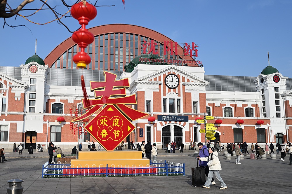 △ 2024年2月17日，沈陽站，人們拉著大大小小的行李箱，踏上了龍年新征程。