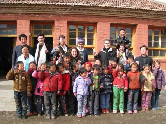2008年，歐君廷帶領(lǐng)美國大學(xué)生到甘肅一所村辦小學(xué)訪問教課