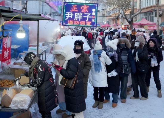 在哈爾濱紅專街早市，顧客們排起長隊購買油炸糕（1月22日攝）。新華社記者 王毓國 攝