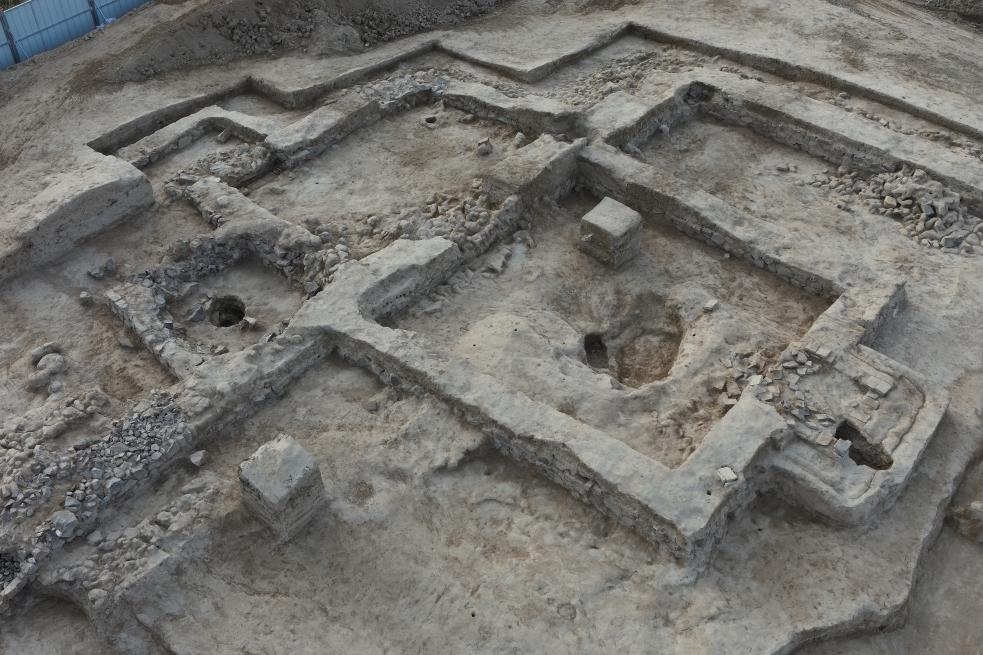 這是都蘭熱水墓群北一區(qū)M37號（“羊圈墓”）的祭祀建筑全景。