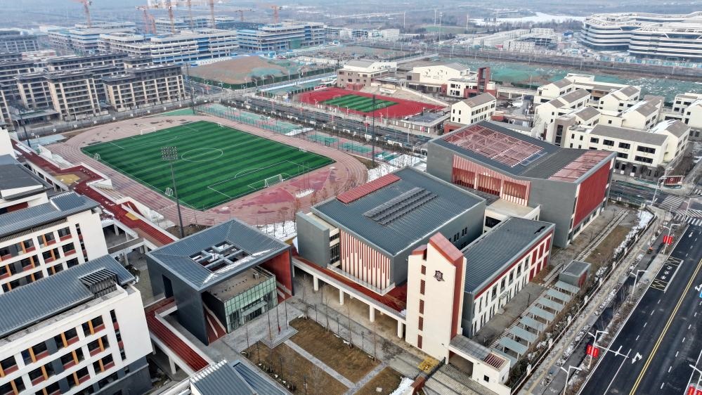 北京四中雄安校區(qū)和雄安史家胡同小學(xué)（2月6日攝，無(wú)人機(jī)照片）。新華社記者 牟宇 攝