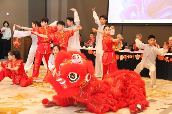 2月9日，在馬斯卡廷，中國人民大學附屬中學藝術團學生表演中國武術。