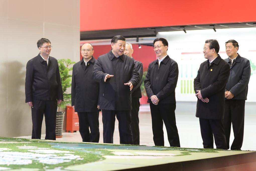 2019年1月16日上午，習(xí)近平總書記在河北雄安新區(qū)規(guī)劃展示中心，仔細(xì)聽取新區(qū)總體規(guī)劃、政策體系及建設(shè)情況介紹。新華社記者 鞠鵬 攝