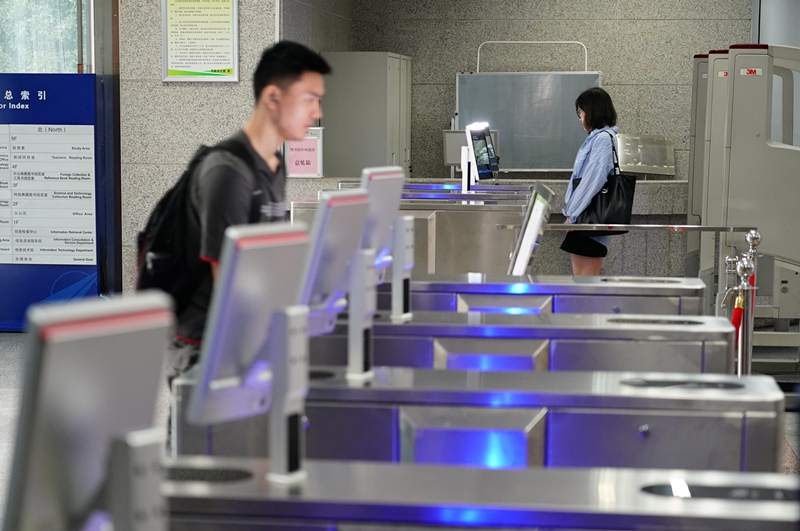 2019年9月4日，西北工業(yè)大學學生“刷臉”進出圖書館。