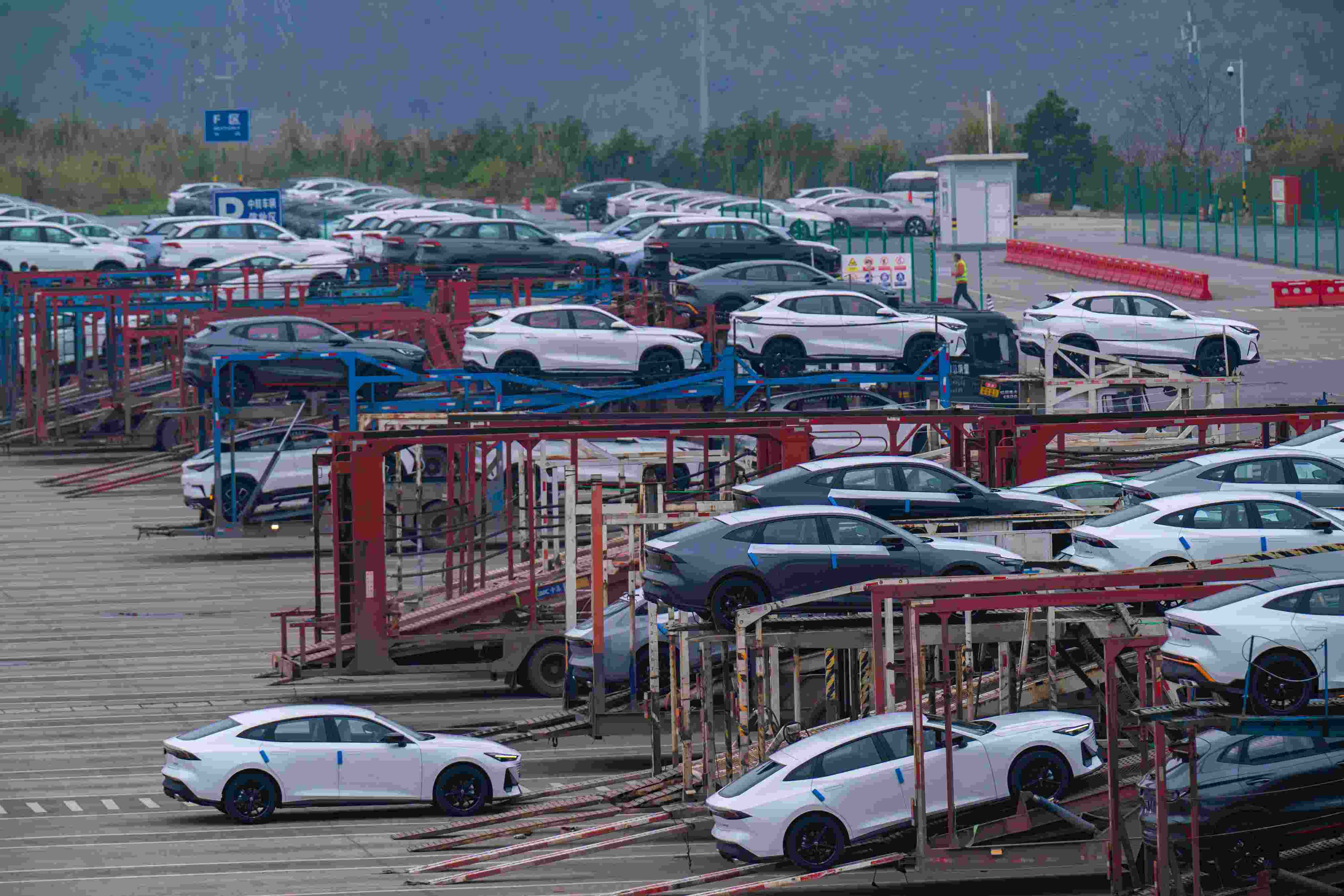2024年2月25日，重慶江北區(qū)某汽車整車分撥中心，一排排汽車整裝待發(fā)。
