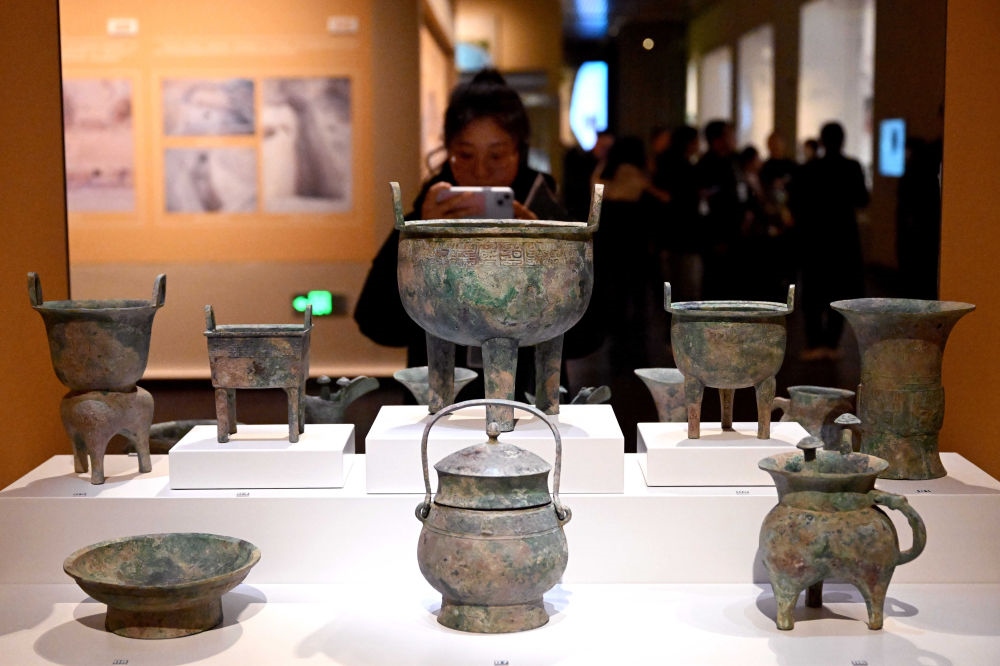 2月26日，參觀者在河南安陽殷墟博物館新館內(nèi)拍攝展品。