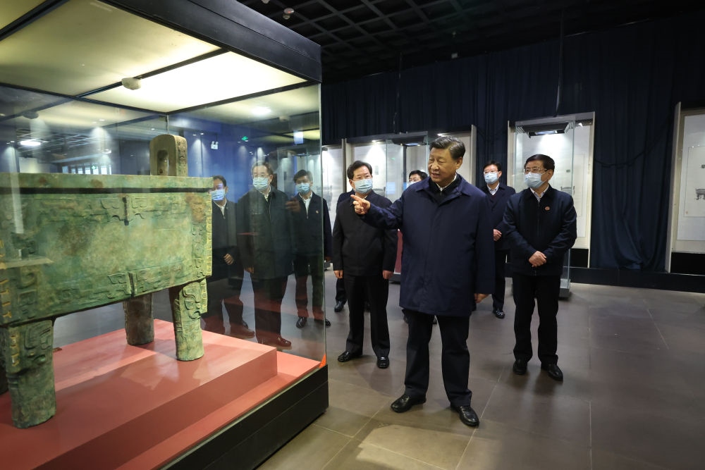 2022年10月28日下午，習(xí)近平在安陽市殷墟博物館考察。新華社記者 鞠鵬 攝