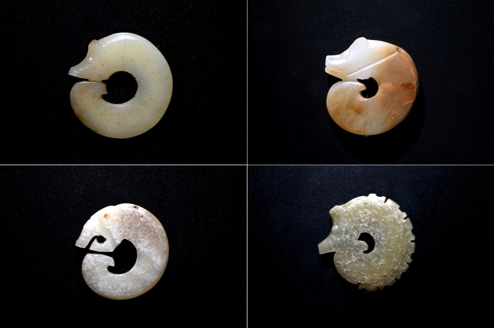 這是在殷墟博物館新館內(nèi)展出的龍形玉玦（拼版照片，1月9日攝）