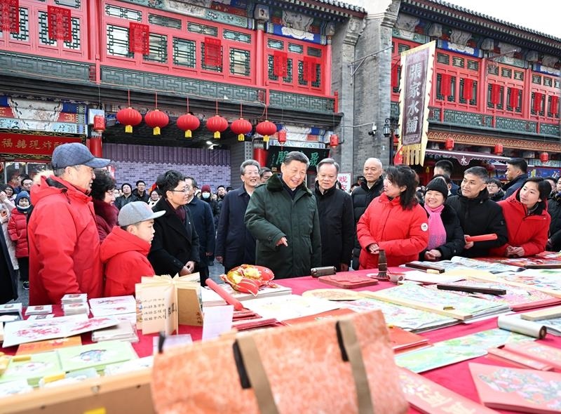 △2024年2月1日，習(xí)近平總書記在天津古文化街考察時(shí)，同店鋪員工和現(xiàn)場群眾互動(dòng)交流。