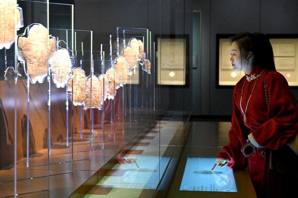2月26日，參觀者在河南安陽殷墟博物館新館內(nèi)觀看展出的刻辭卜甲。