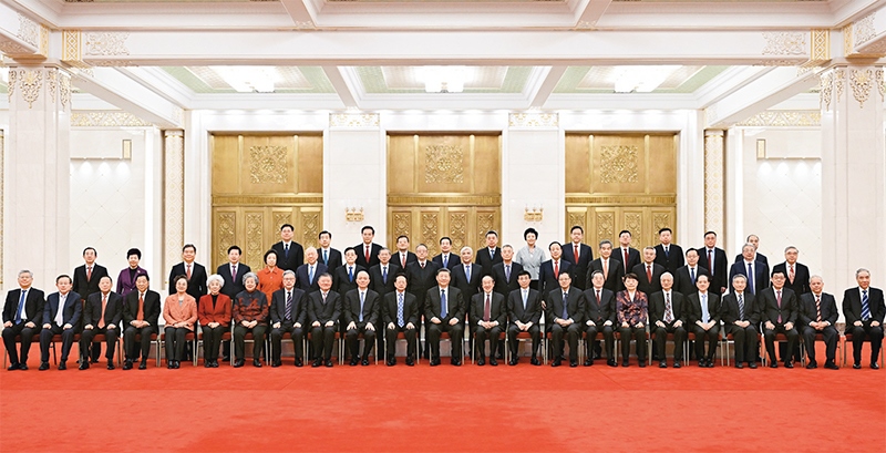 2024年2月7日，習(xí)近平、王滬寧、蔡奇、丁薛祥等在北京人民大會(huì)堂同黨外人士歡聚一堂，共迎佳節(jié)。這是習(xí)近平等同大家合影留念。 新華社記者 謝環(huán)馳/攝
