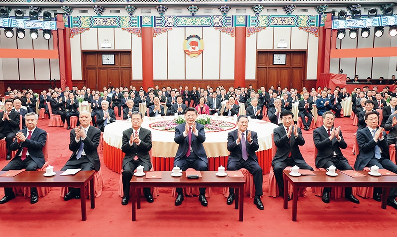 2023年12月29日，全國(guó)政協(xié)在北京舉行新年茶話會(huì)。黨和國(guó)家領(lǐng)導(dǎo)人習(xí)近平、李強(qiáng)、趙樂(lè)際、王滬寧、蔡奇、丁薛祥、李希、韓正出席茶話會(huì)并觀看演出。 新華社記者 鞠鵬/攝