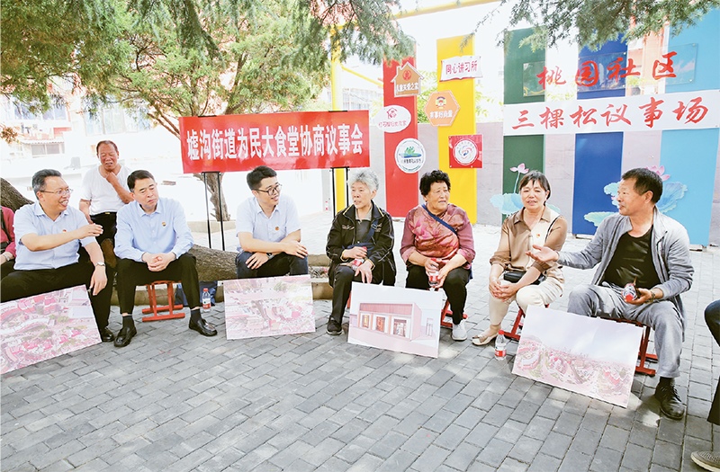 2023年6月2日，江蘇省連云港市連云區(qū)政協(xié)工委在墟溝街道桃園社區(qū)舉行“有事好商量”協(xié)商議事會(huì)。 人民圖片 朱華南/攝